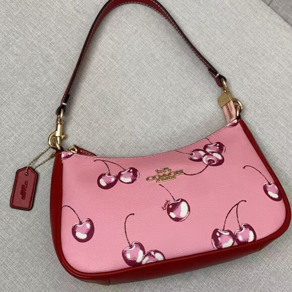 Coach red cherry print bag, size 24 x 157 cm. - Picture 3 of 9
